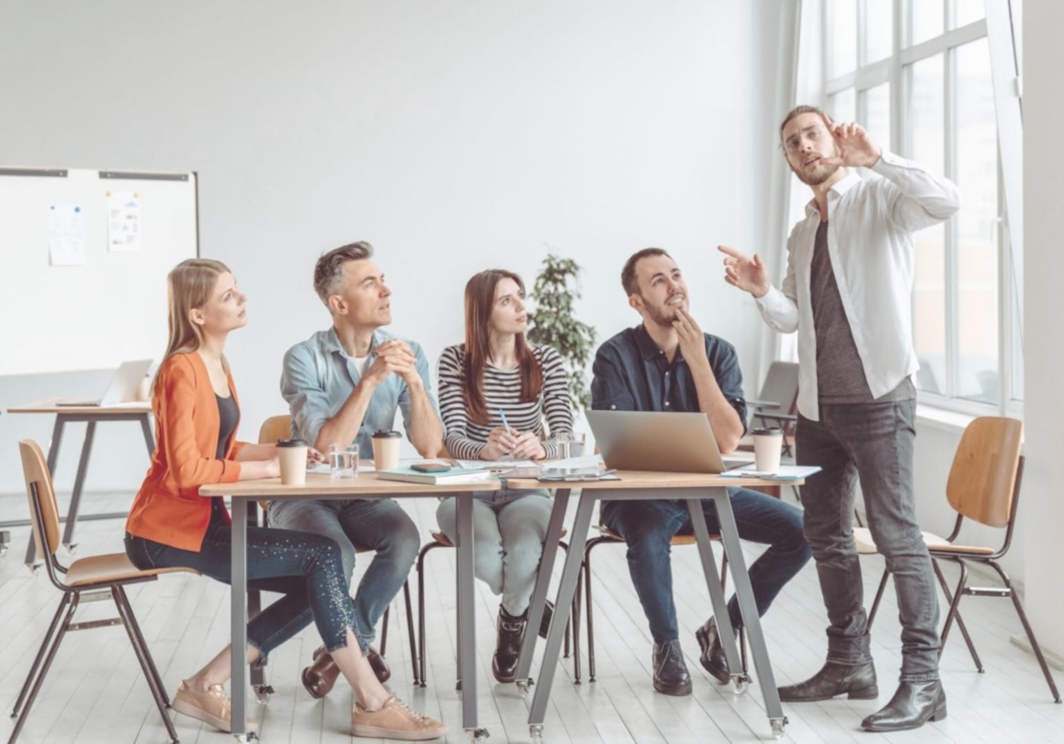 Équipe en formation budgétaire collaborative